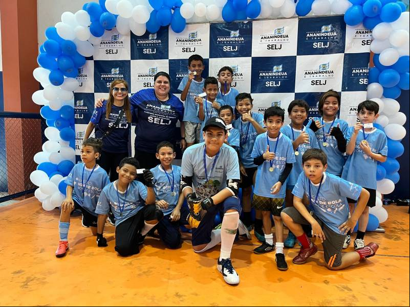 Os pequeninos sendo premiado com medalhas.