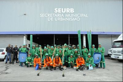 notícia: Secretaria Municipal de Serviços Urbanos realiza entrega de kits e uniformes de limpeza urbana