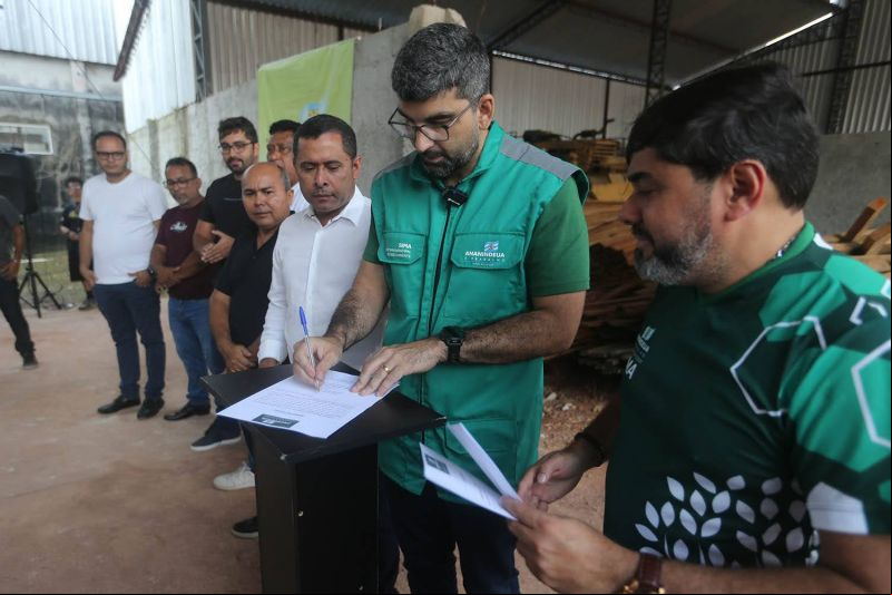 Ato de doação de madeiras aos ribeirinhos das ilhas de Ananindeua