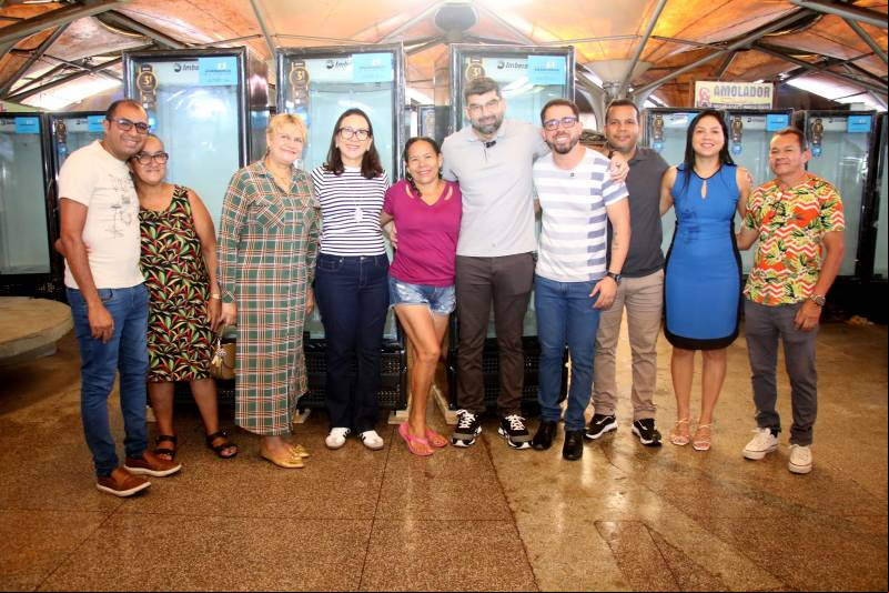 Prefeito de Ananindeua, com autoridades locais, e feirantes durante a entrega dos refrigeradores.