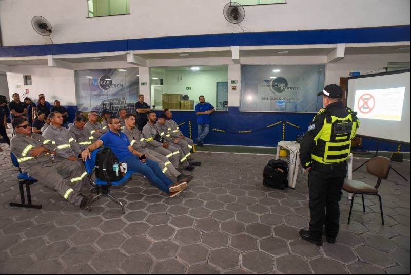 colaboradores ouvem agente da Semutran.