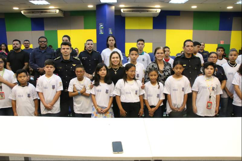 Participantes e os organizadores do projeto "Anjos da Guarda".