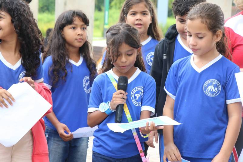 Alunos da escola Maguari lendo poemas sobre a importância da água.