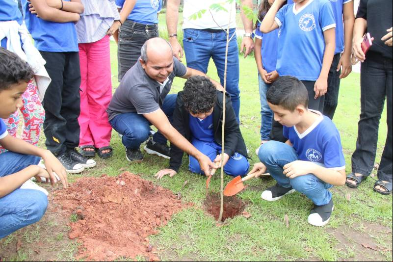 Secretário adjunto da Sema, Chiquinho Silva, plantando mudas com alunos da escola Maguari.