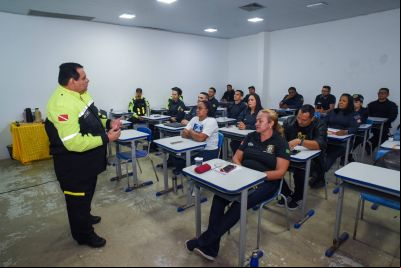 notícia: Agentes da SEMUTRAN realizam aulas para instrutores do projeto "Anjos da Guarda"