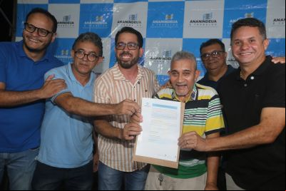 notícia: Moradores do Jardim Vitória recebem títulos de propriedade